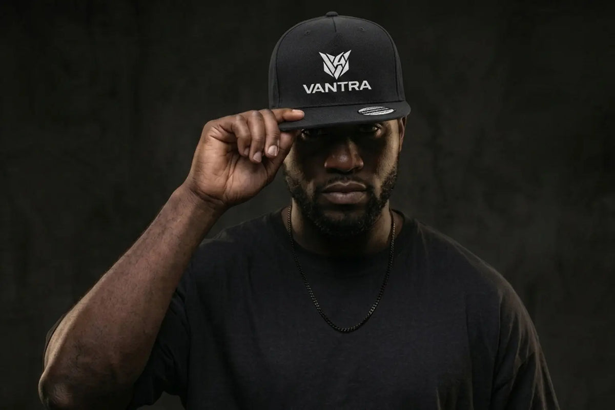 CAP KINGPIN VANTRA
Homme portant la casquette snapback noire VANTRA avec un t-shirt noir, style mode streetwear et branché.