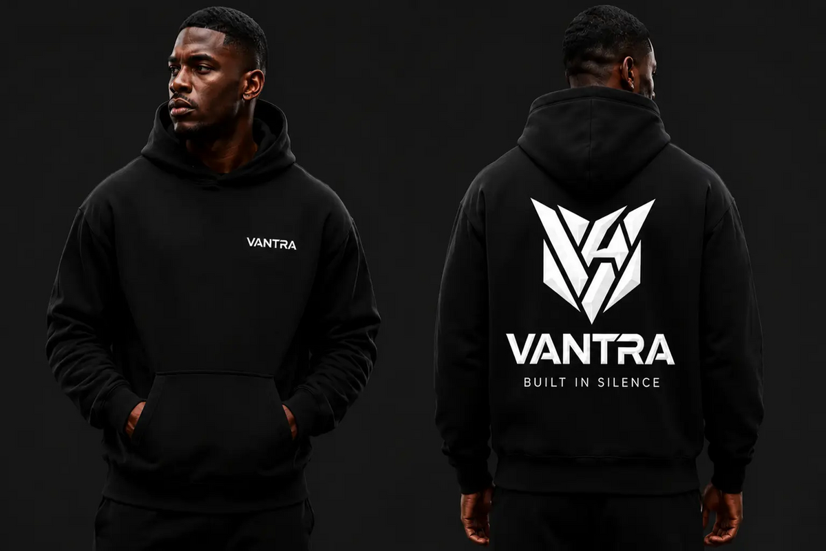 Double vue face et dos d'un sweat à capuche oversized noir VANTRA, mini logo blanc sur la poitrine et grand logo géométrique avec inscription BUILT IN SILENCE au dos.