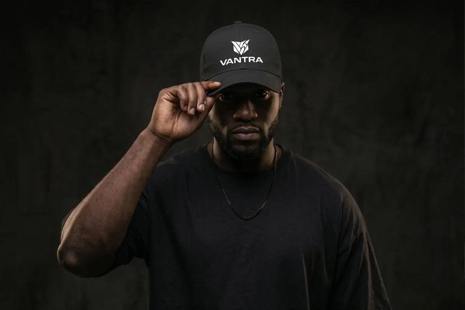 RUTHLESS VANTRA
Portrait de face avec la casquette urbaine noire classique signée VANTRA pour un style sportswear premium.