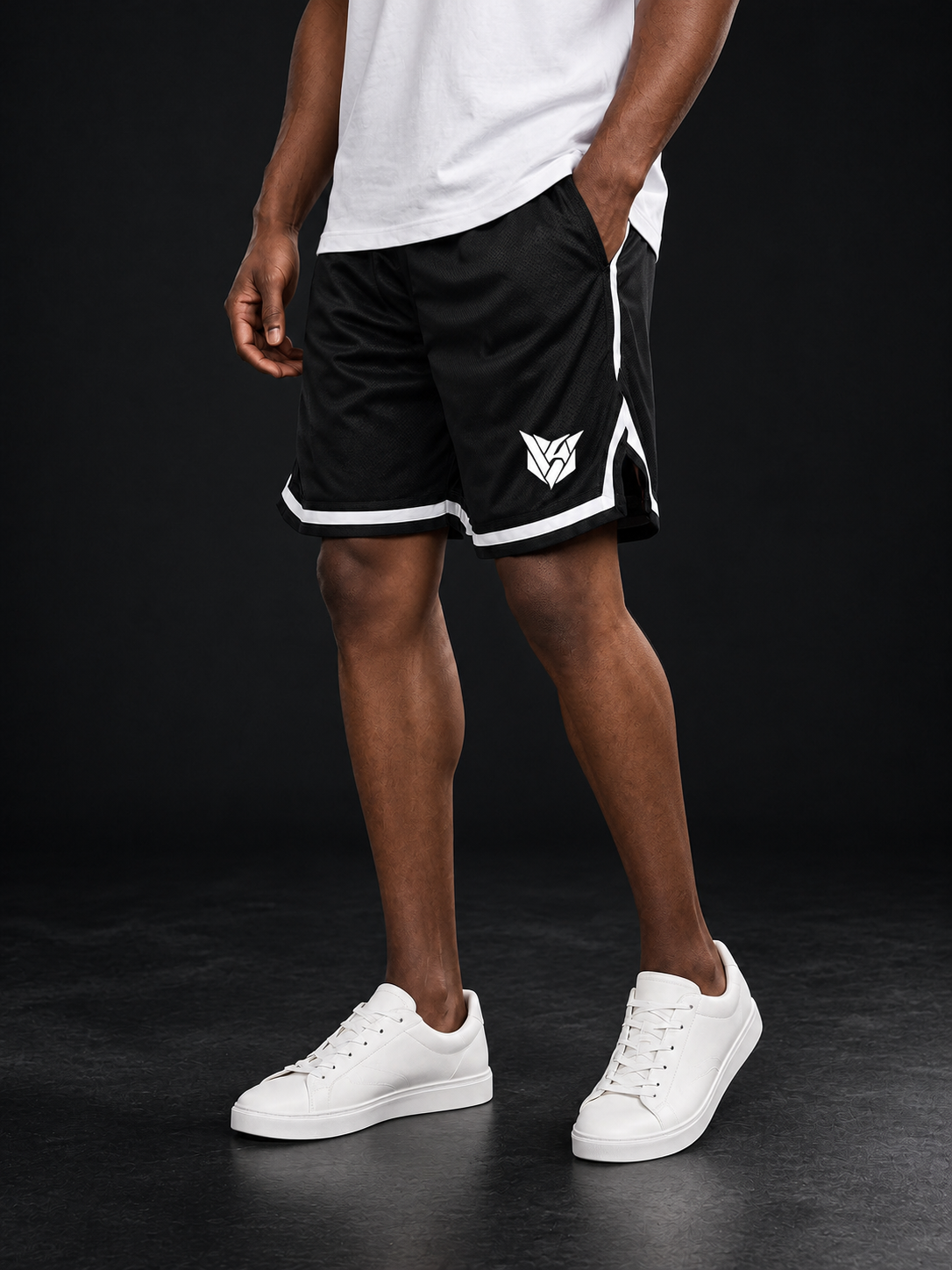 Short de sport en polyester noir VANTRA avec liseré blanc et logo blanc sur la cuisse, porté de face.