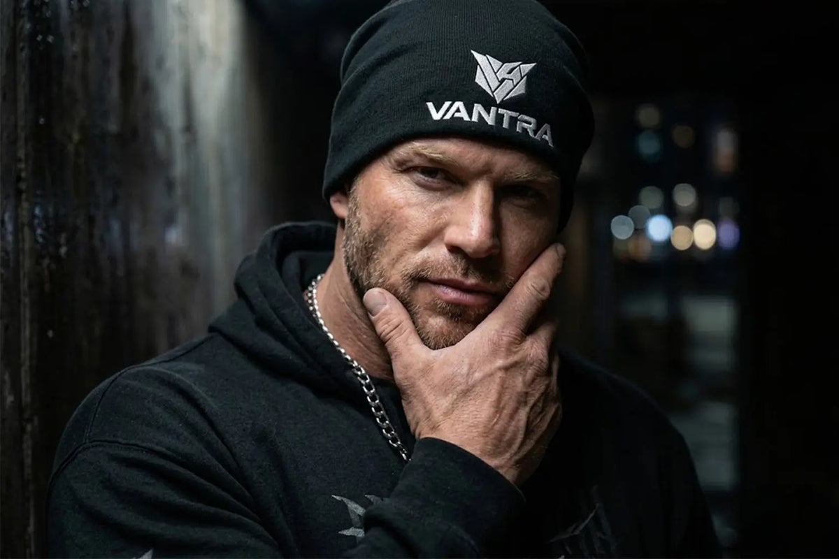 VANTRA LOW KEY VANTRA
Homme avec un bonnet noir lisse VANTRA, une chaîne argentée et un hoodie noir, style streetwear premium et ténébreux.