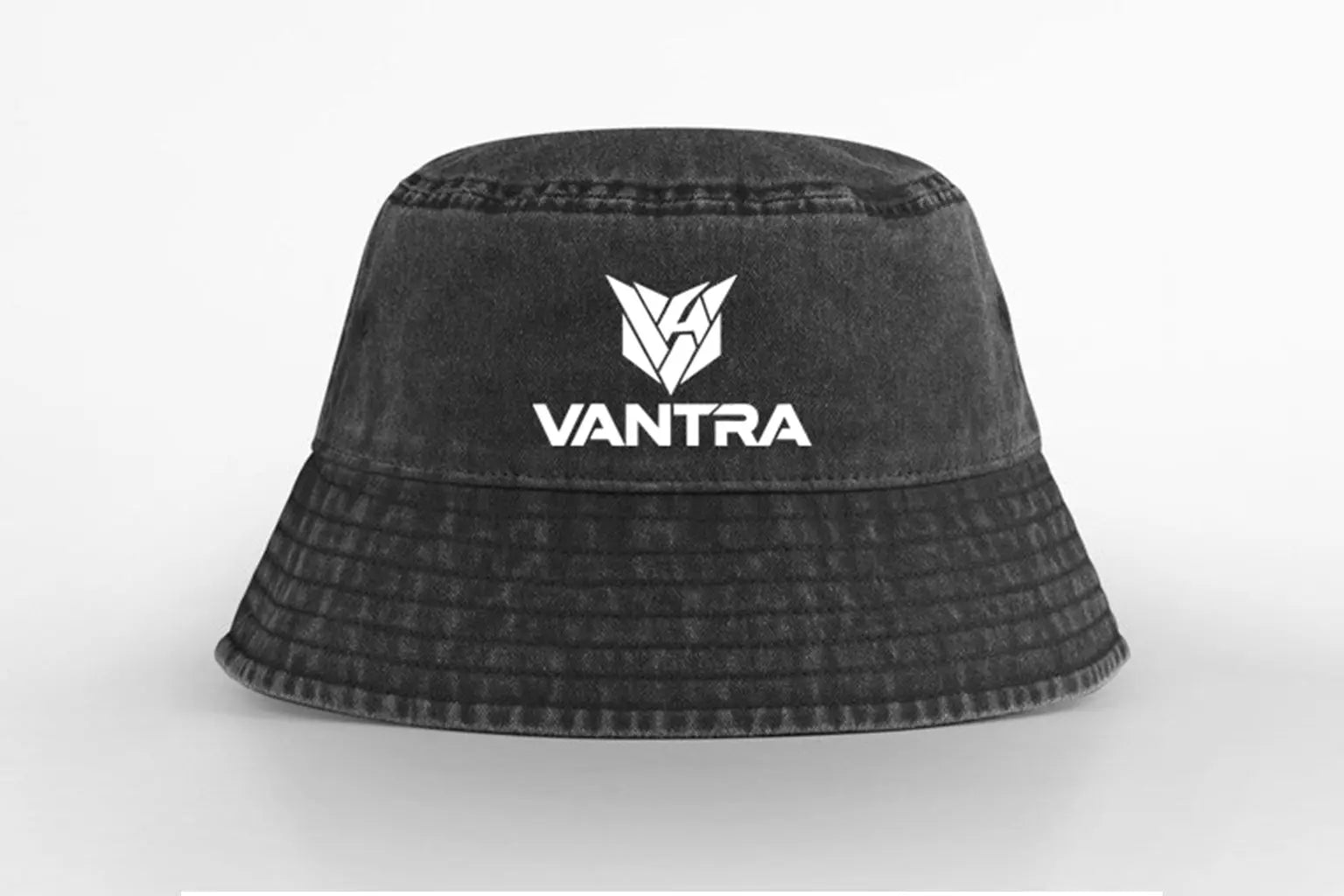 Bob en jean noir délavé vintage de la marque de streetwear VANTRA avec logo blanc imprimé à l'avant.