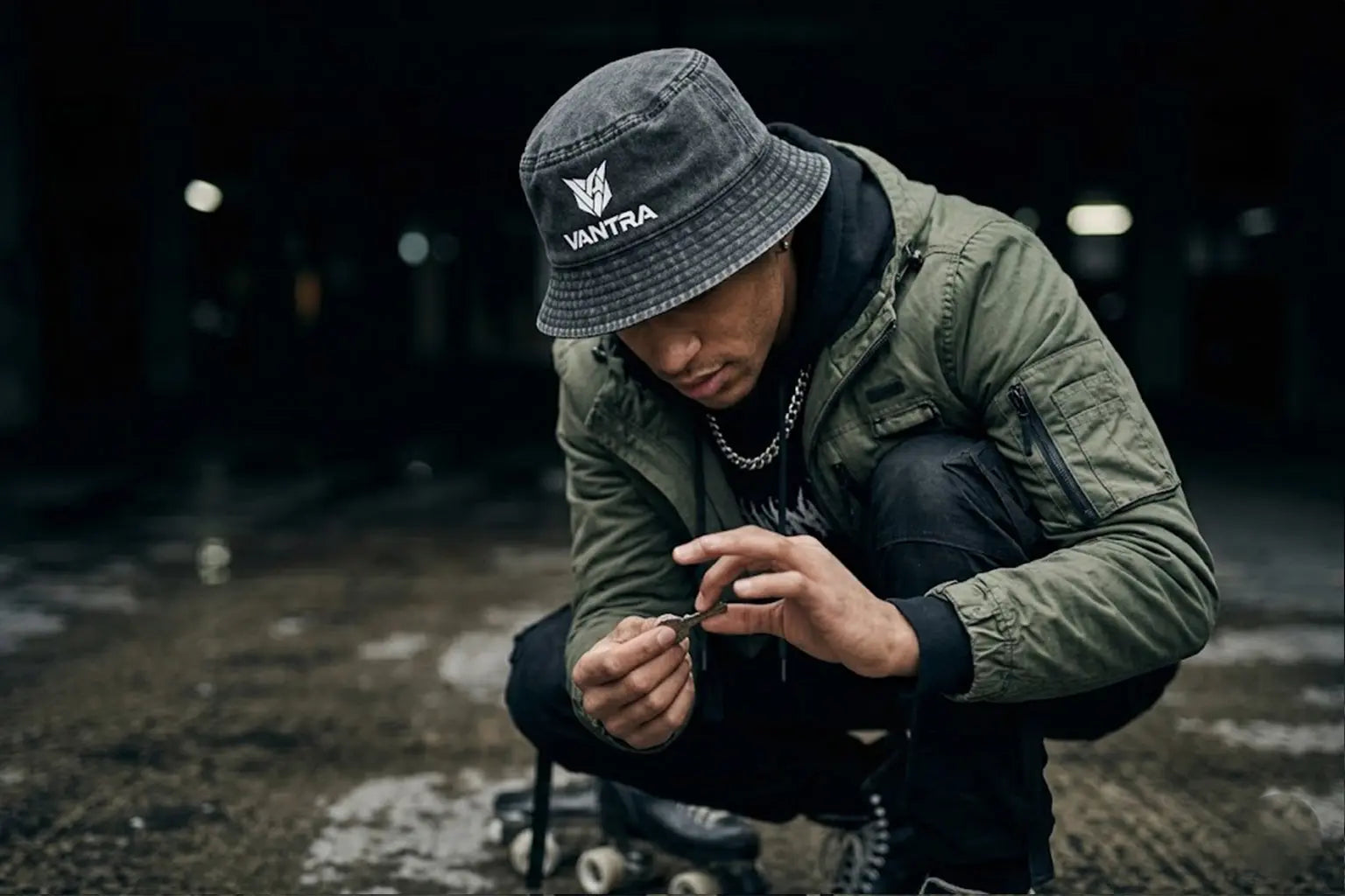 Bob noir effet délavé vintage VANTRA, accessoire streetwear avec logo blanc minimaliste.