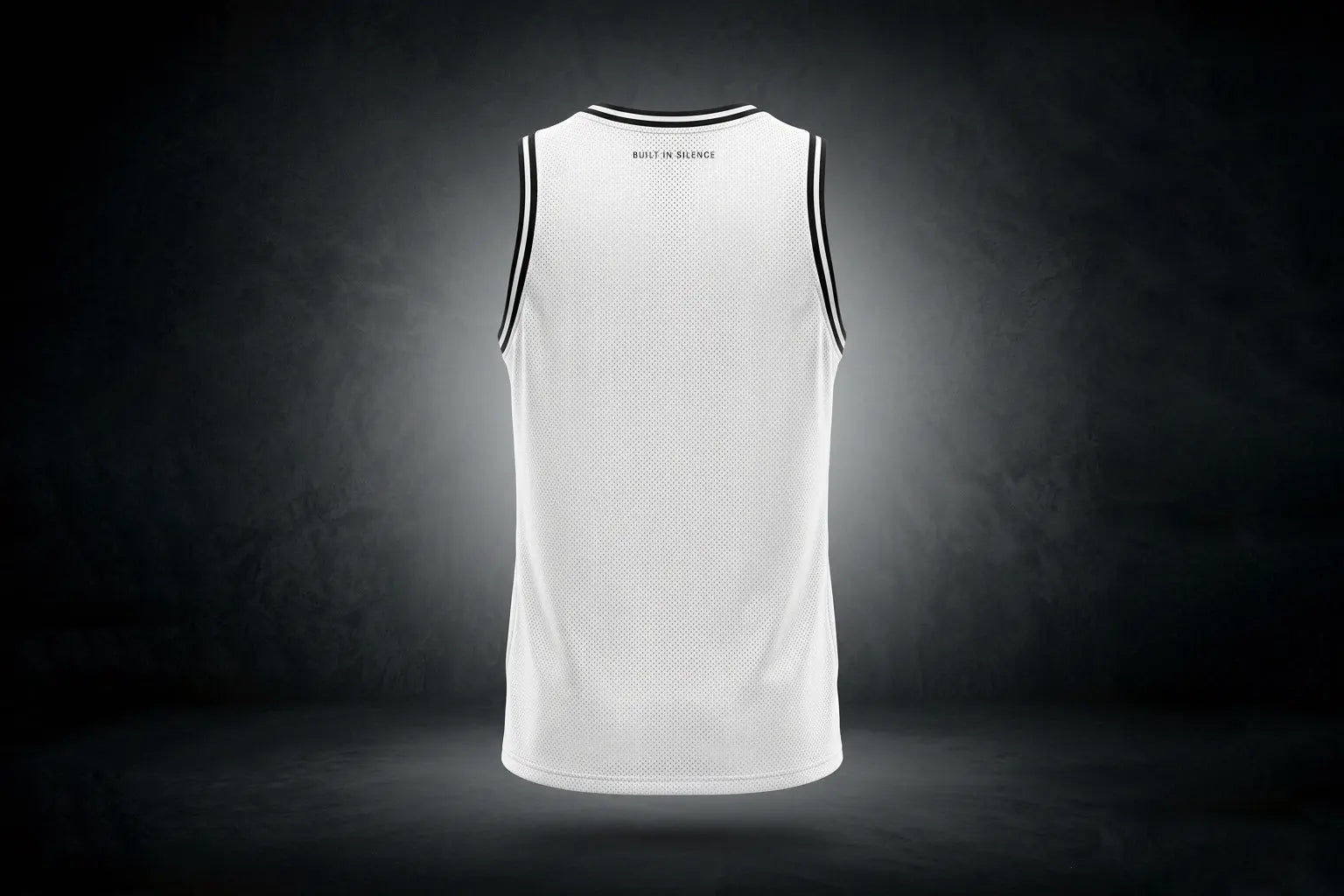 Dos d'un débardeur de basketball blanc en mesh VANTRA avec l'inscription BUILT IN SILENCE imprimée en noir sous le col.