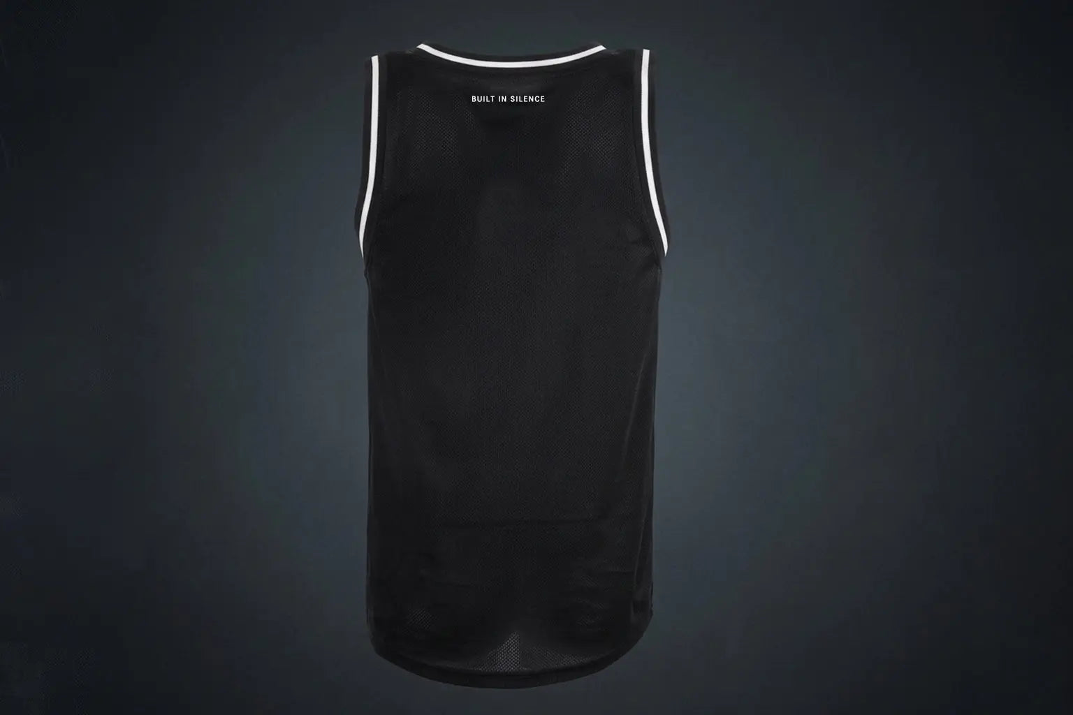 Dos d'un débardeur de basketball noir en mesh VANTRA avec l'inscription BUILT IN SILENCE imprimée en blanc sous le col.