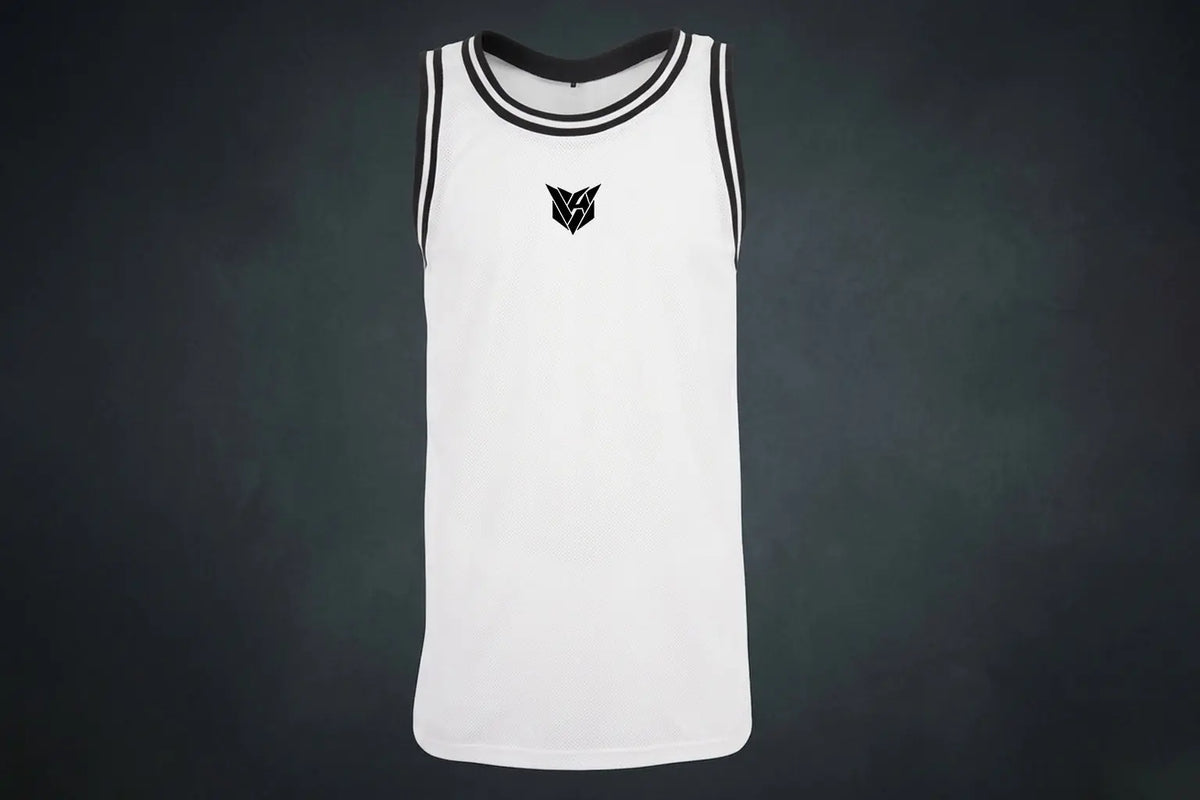Débardeur de basketball en mesh blanc VANTRA avec col et emmanchures à liserés noirs et blancs, logo géométrique noir sur le torse, vue de face.