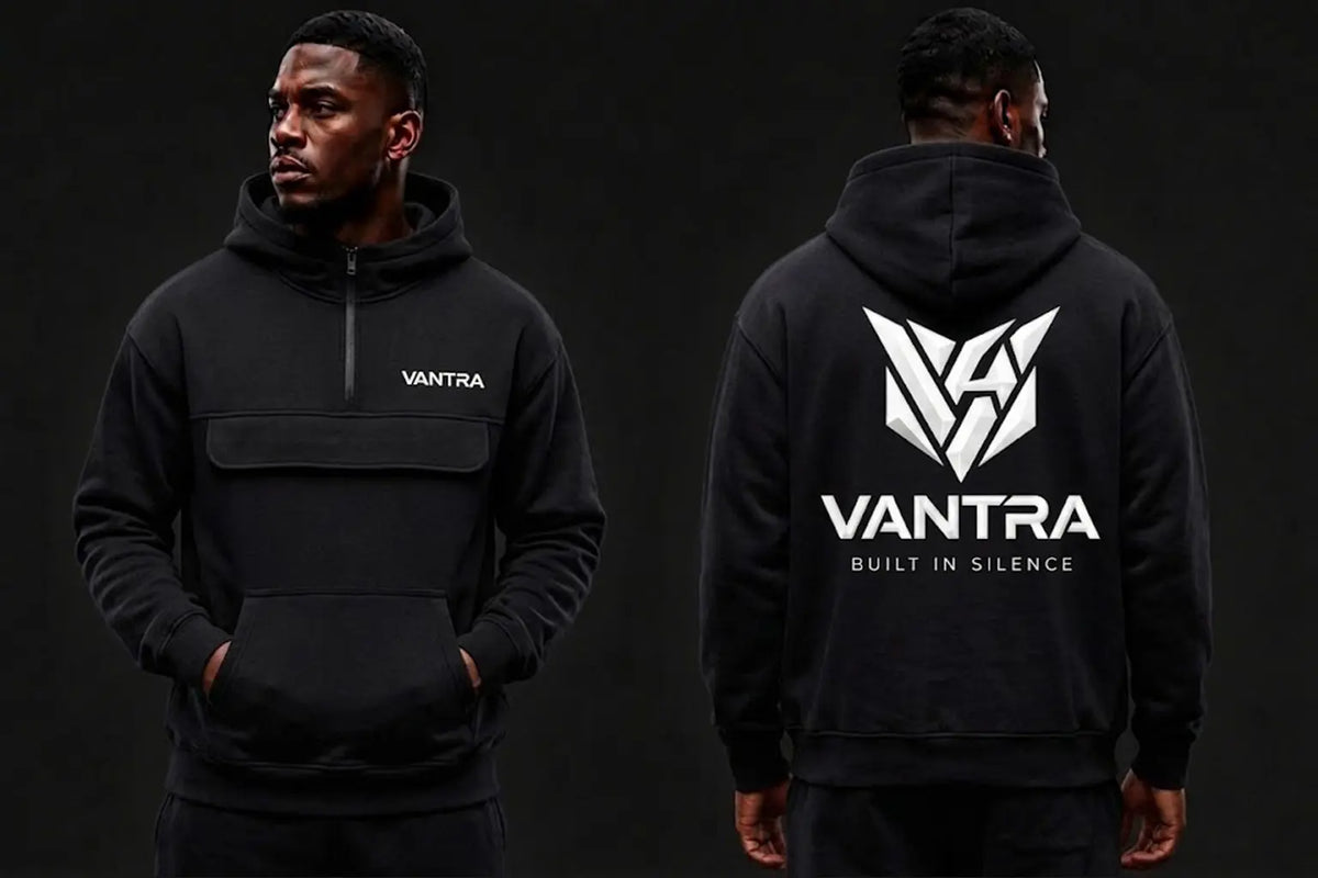 Mannequin portant le hoodie noir à col demi-zippé VANTRA, double vue mettant en avant la coupe streetwear avec poche à rabat à l'avant et le grand logo graphique blanc au dos.