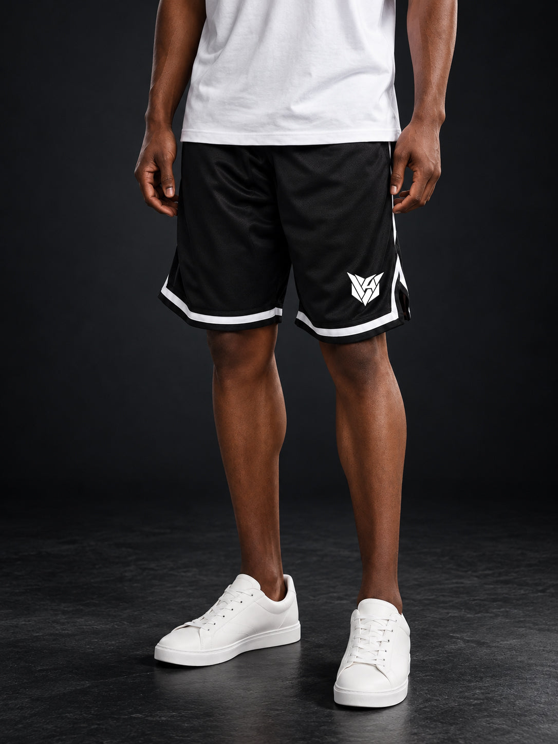Short de sport en polyester noir VANTRA avec liseré blanc et logo blanc brodé sur la cuisse, porté de coté.