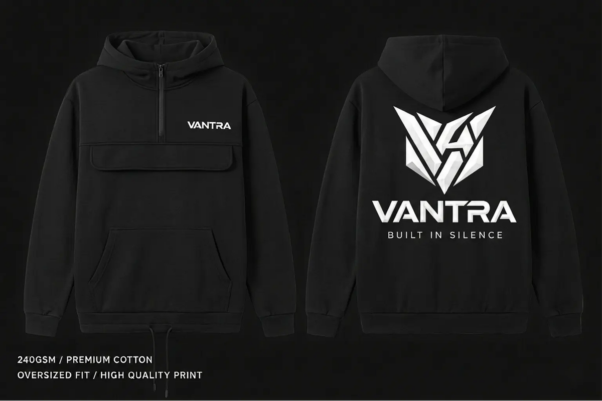 Packshot face et dos d'un hoodie noir oversized VANTRA en coton premium 240GSM, doté d'un col demi-zip, d'une poche centrale à rabat et d'un grand logo blanc BUILT IN SILENCE à l'arrière.