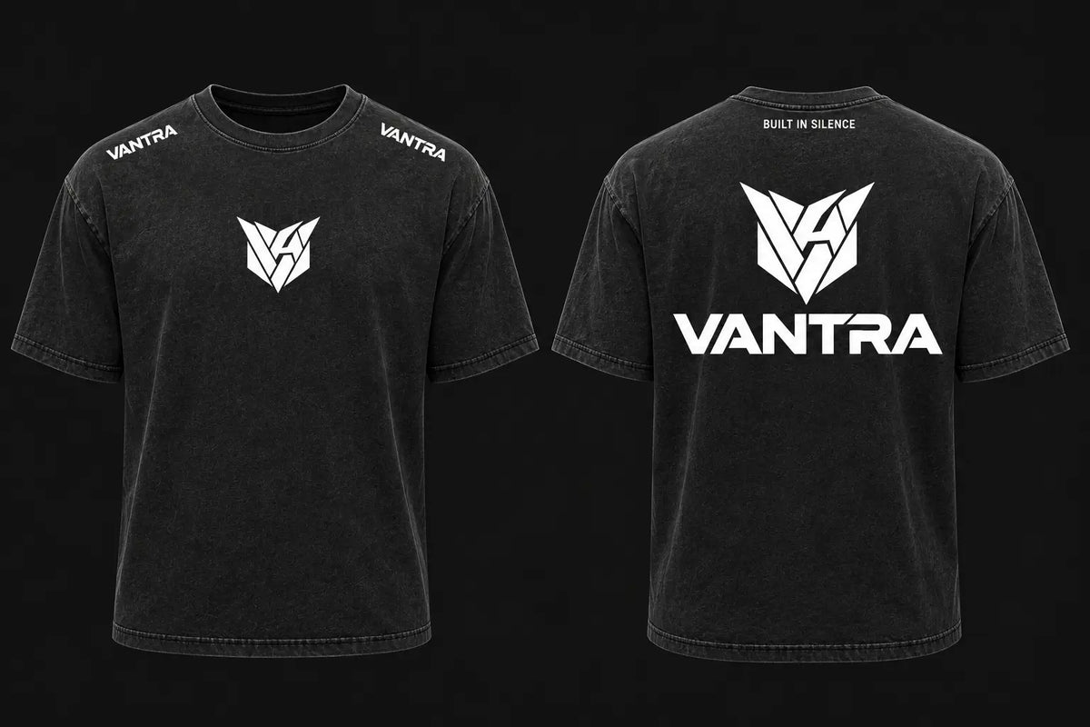 Présentation avant et arrière d'un t-shirt en coton lourd gris foncé délavé VANTRA, logo géométrique sur le torse et grand logo graphique au dos avec l'inscription BUILT IN SILENCE.