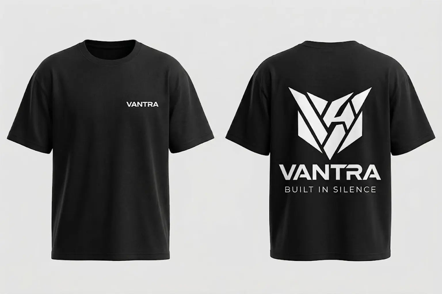 Présentation face et dos d'un t-shirt noir à coupe oversize et raccourcie VANTRA, mini logo blanc sur la poitrine et grand logo géométrique au dos avec l'inscription BUILT IN SILENCE.